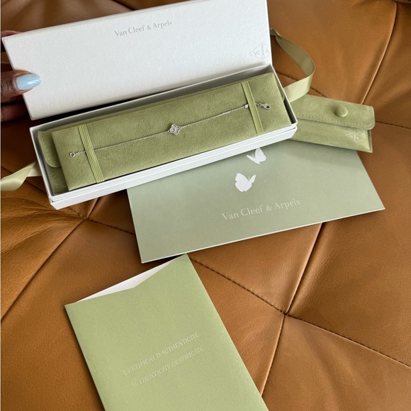 VAN CLEEF SWEET ALHAMBRA DIAMOND WHITE GOLD BRACELET - Picture 5 of 9